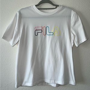 FILA - TSHIRT - WHITE - SMALL 
Size: small ( little oversized)